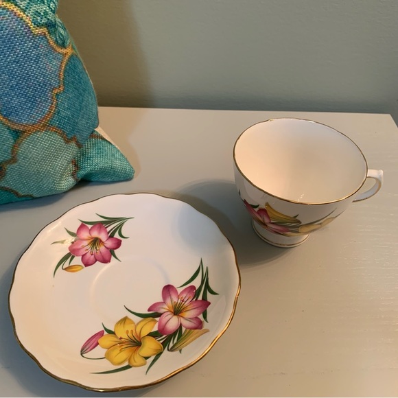 Vintage English Bone China Bittersweet Ridge Royal Vale Tea Cup and Sauc… - Picture 4 of 9